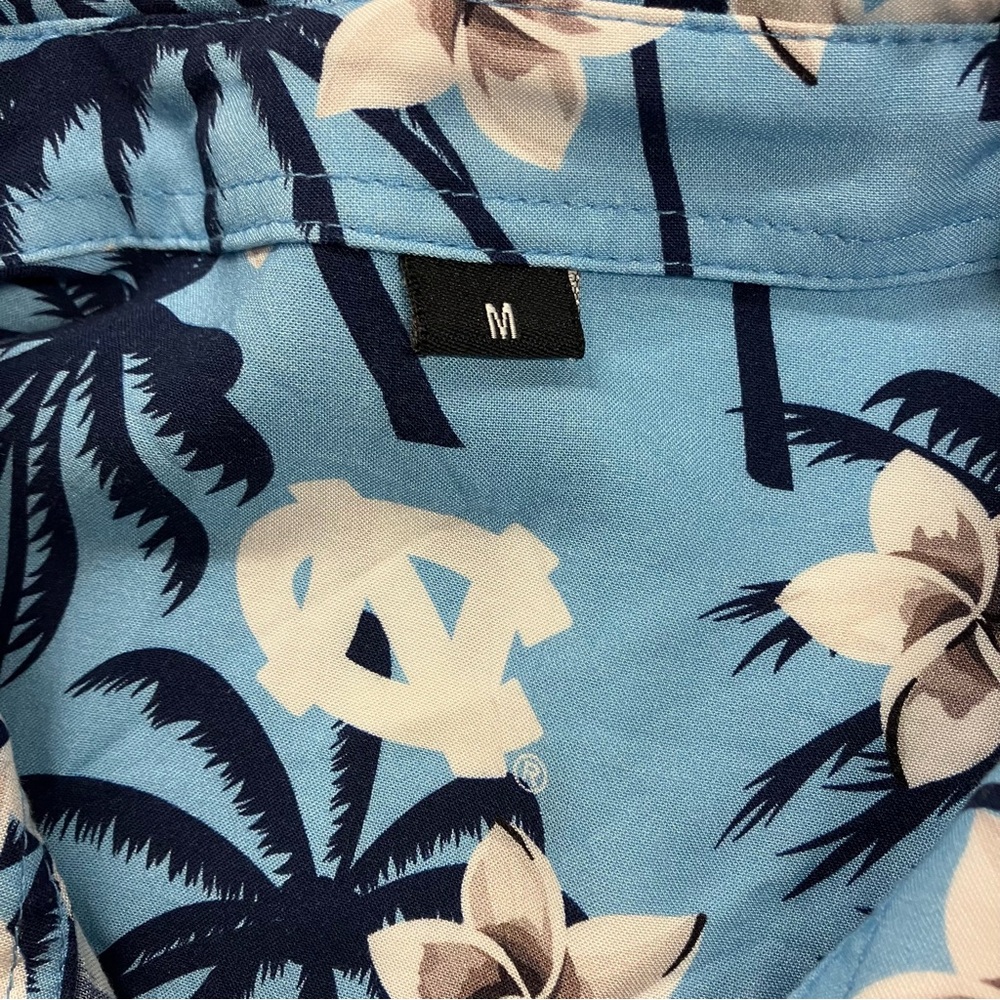 North Carolina UNC Tar Heels Blue Hawaiian Camp Button Shirt Men’s Size Medium - Picture 4 of 5